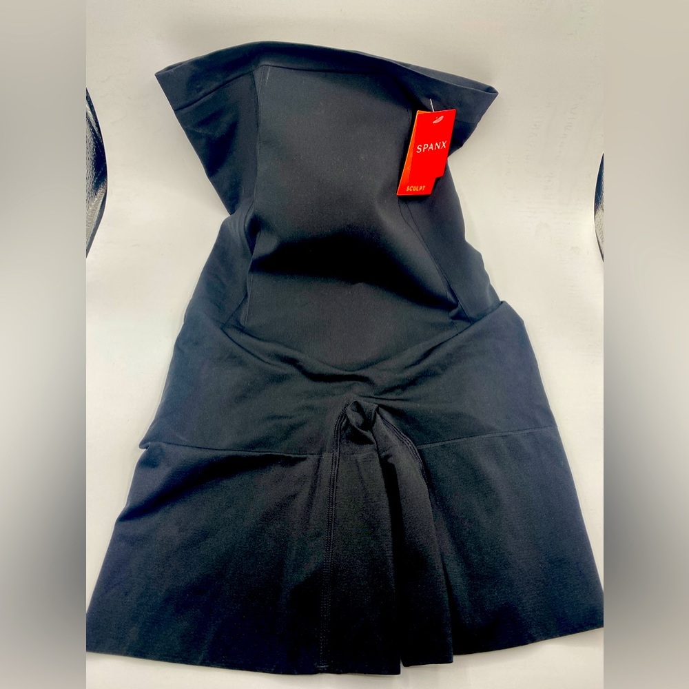 Spanx-NWT Size:XL High waisted mid thigh short. NWT perfect slimming,sleek look